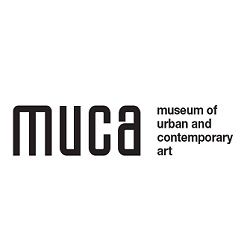 Logo des MUCA: Museum of Urban and Contemporary Art, schwarzer Text auf weißem Hintergrund.