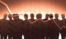 Silhouetten vor fallenden Finanzdaten, die finanzielle Krise oder Rezession andeuten.
