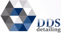 Hexagonale geometrische vorm met blauwe schakeringen en de tekst "DDS detailing" aan de rechterkant.