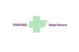 Logo de podólogo con cruz verde y un pie, texto: Podólogo Rafael Navarro.