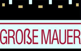 Roter Schriftzug "GROSSE MAUER" auf hellblauem Hintergrund, darüber stilisierte Mauer.