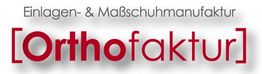 Textlogo: "Einlagen- & Maßschuhmanufaktur Orthofaktur" in Grau und Rot.