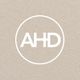 Logo avec les lettres "AHD" entourées d'un cercle blanc sur fond beige.