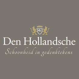 Logo van Den Hollandsche met de tekst "Schoonheid in gedenktekens" en een wapen met leeuwen.