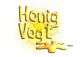 Text "Honig Vogt" in Honigoptik vor Wabenhintergrund.