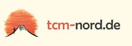 Logo mit roter Sonne und Berg, daneben Text "tcm-nord.de" in Rot-Schwarz auf beigem Hintergrund.