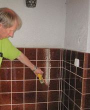 Untersuchung der Bauteilfeuchte im Hausflur eines Wohnhauses.