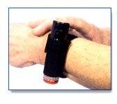 Person trägt Armband mit kleinem Gerät an der Innenseite des Handgelenks.