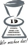 Logo mit Pokal, ID-Text, Stempel, Preise, Gravuren. Text unten: "Wir machen das!"