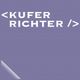 Lila Hintergrund mit weißem Text: "<KUFER RICHTER />" und einer umgeknickten Ecke unten links.