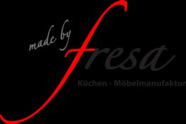 "Schwarzes Logo mit rotem Text 'made by fresa' und darunter 'Küchen - Möbelmanufaktur'."