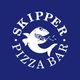 Logotipo azul do Skipper Pizza Bar com tubarão branco segurando uma fatia de pizza na boca.