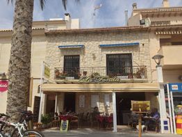 Fachada de un restaurante llamado "La Fonda" con terraza al aire libre y decoraciones florales.