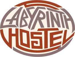 Logo mit der Aufschrift "Labyrinth Hostel" in stilvollen Buchstaben.