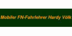 Grüner Hintergrund mit gelber Schrift: "Mobiler FN-Fahrlehrer Hardy Völk".