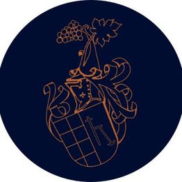 Wappen auf dunkelblauem Hintergrund mit Weintrauben und kunstvollen Verzierungen.