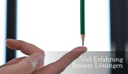 Hand balanciert Bleistift auf Finger, Text: "Viel Erfahrung, Bessere Lösungen".