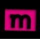 Schwarzer Buchstabe "m" vor magenta Hintergrund auf schwarzem Grund.
