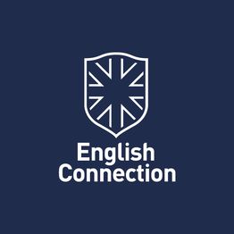 Escudo con diseño británico y texto "English Connection" sobre fondo azul oscuro.