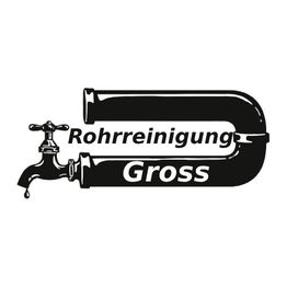 Abbildung eines U-förmigen Rohres mit Wasserhahn und Text "Rohrreinigung Gross".