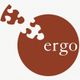 Brauner Kreis mit Puzzle-Teilen und dem Wort "ergo" im Inneren.