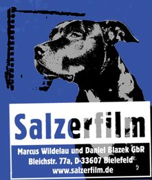 Schwarz-weißer Hund mit Salzerfilm-Logo, Adresse und Website auf blauem Hintergrund.