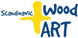 Logo mit der Aufschrift "Scandinavic Wood Art" in blauer Schrift und einem gelben Symbol.
