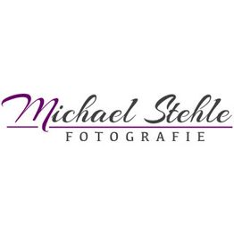 Logo mit Schriftzug "Michael Stehle Fotografie" in lila und grau.