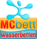 Logo von MCbett mit einem blauen Spritzer und der Aufschrift "Wasserbetten" im unteren Bereich.