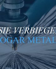 Nahaufnahme einer Maschine mit Schriftzug "FÜR SIE VERBIEGEN WIR SOGAR METALL" in Blau und Weiß.