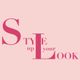 Rosa Hintergrund mit dem Text "Style up your look" in rosaroter Schrift.