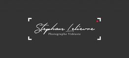 Texte : Stephan Lelievre, Photographe Vidéaste, sur fond gris foncé avec détails blancs et rouges.