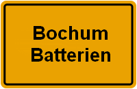 Gelbes Straßenschild mit der Aufschrift "Bochum Batterien" in schwarzer Schrift.