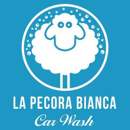 Logo con pecora bianca su sfondo blu, testo "La Pecora Bianca Car Wash" in bianco.