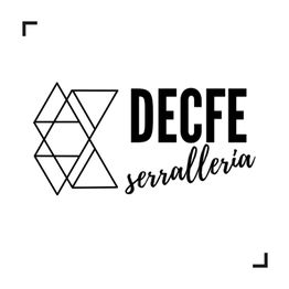 Logo de DECFE Serralleria con diseño geométrico de triángulos a la izquierda.