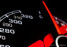 Nahaufnahme eines Tachometers mit einer Nadel bei über 320 km/h.