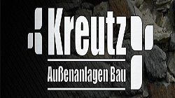 Logo „Kreutz Außenanlagen Bau“ auf dunklem Hintergrund mit weißen Buchstaben.