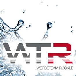 Logo von Werbeteam Rückle (WTR) mit spritzendem Wasser im Hintergrund.