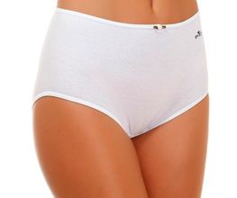 Mujer con ropa interior blanca de tiro alto.