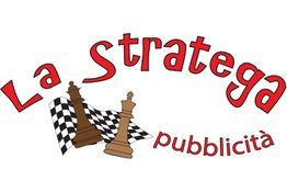 Logo con pedine degli scacchi, bandiera a scacchi e testo "La Stratega pubblicità".