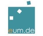 Blaues Quadrat mit weißen Rauten, darunter Text "eum.de" in orange und grau.
