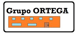 Texto "Grupo ORTEGA" sobre un edificio naranja con ventanas y puerta marrón.