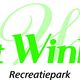 Logo van "Het Winkel Recreatiepark" in groene letters. Achtergrond met beige decoratief patroon.