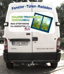 Ein weißer Lieferwagen mit Werbung für Fenster, Türen und Innenausbau lackiert.