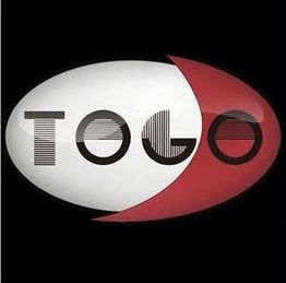 Logo: Runder Schriftzug "TOGO", halb weiß, halb rot, mit schwarzem Hintergrund.