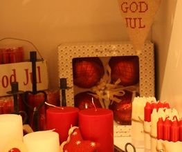 God Jul - Schöne Weihnachten. Accessoires wie rote Weihnachtskugeln, rote und weiße Kerzen, Glocken,