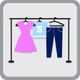Abiti su un'asta: abito rosa, maglietta azzurra con numero 5, jeans blu.