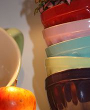 Schalen in allen fröhlichen Farben von Ib Laursen.