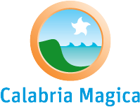 Logo: Orange Kreis mit Landschaft und Meer, Schriftzug "Calabria Magica" in Blau.
