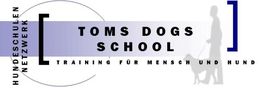 Logo mit Text "Toms Dogs School", "Training für Mensch und Hund" und Silhouette von Mensch mit Hund.